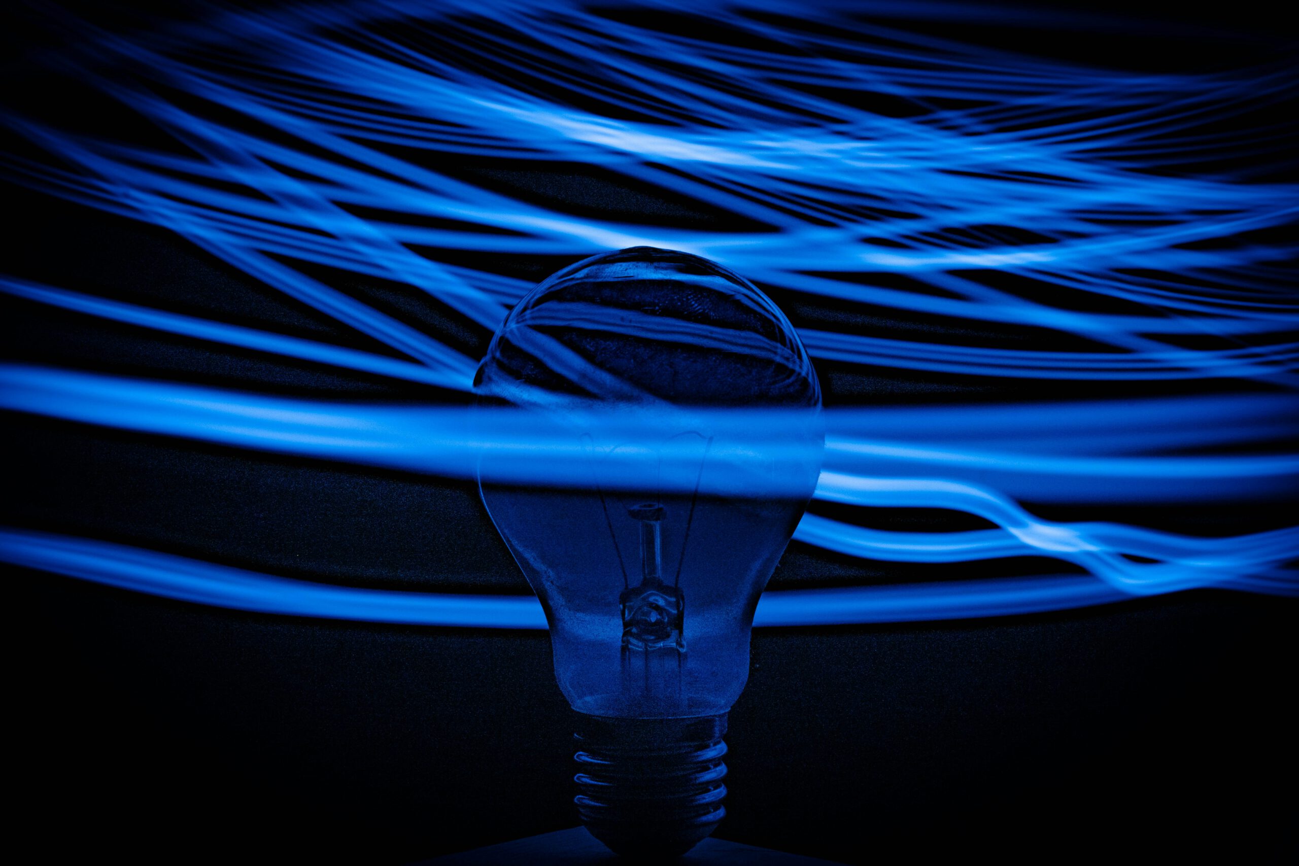 Leuchtende Glühlampe als Symbol für klare Ideen und Verständigung